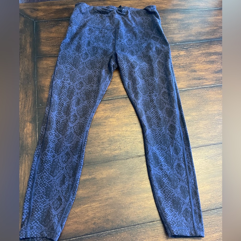 Athleta ultimate stash pocket blue snake 7/8 leggings